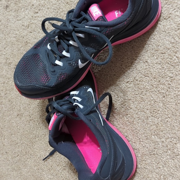 Nike shoes - Picture 1 of 4